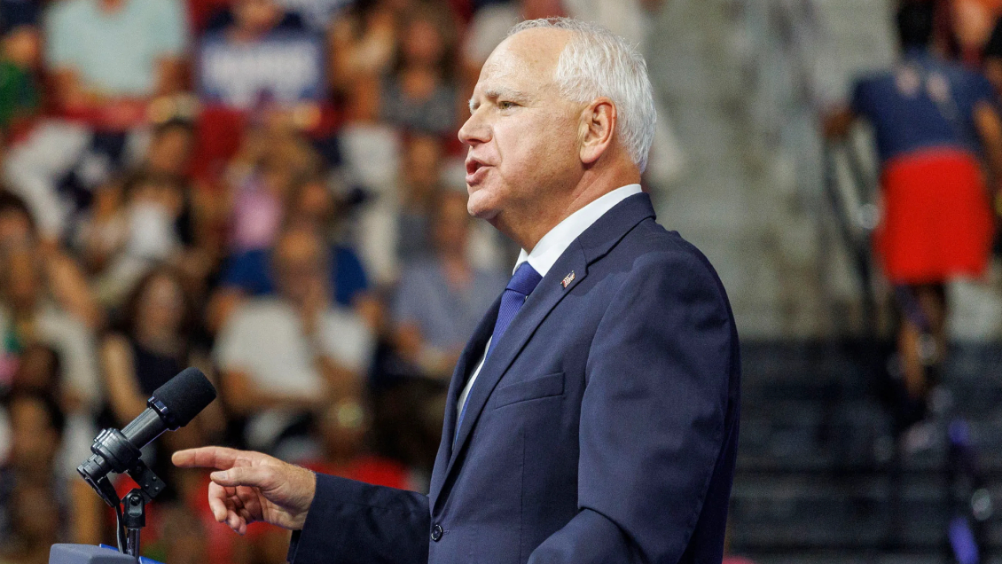 Tim Walz salió ileso tras colisión múltiple en su caravana