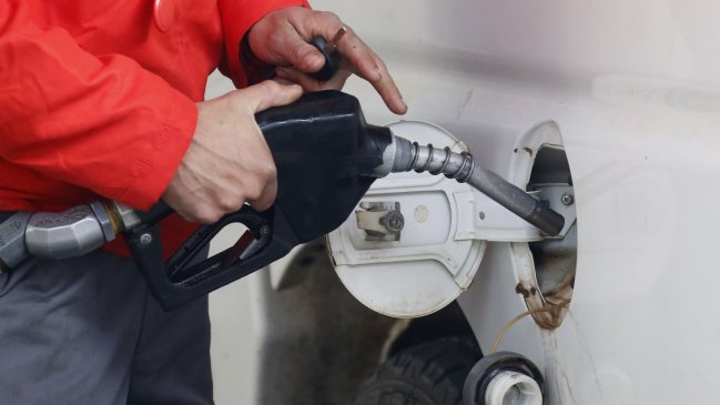 Ministro Marcel anuncia fuerte baja de precios de combustibles