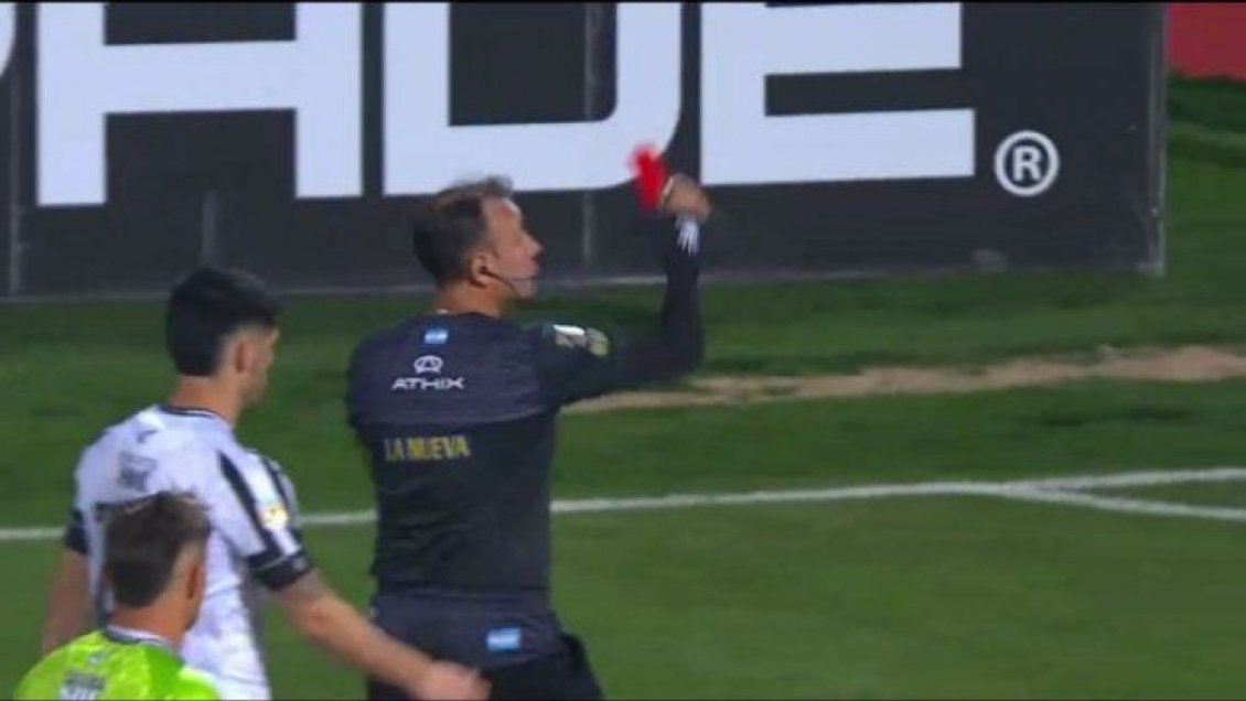 [VIDEO] ¡Insólito! Un médico se fue expulsado en un partido de la Liga Argentina