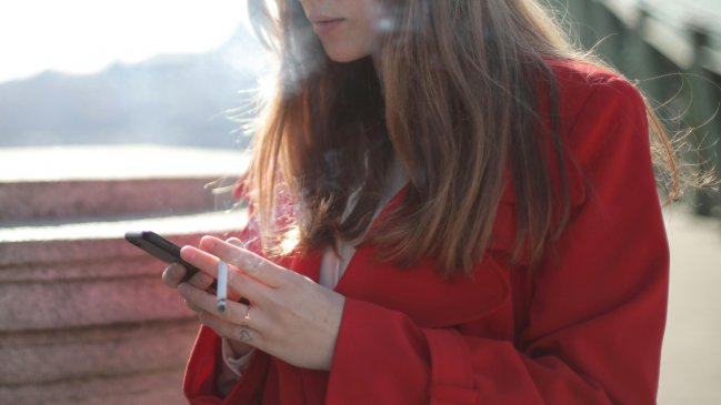 Estudio asocia el uso frecuente del celular con peor salud de fumadores y diabéticos