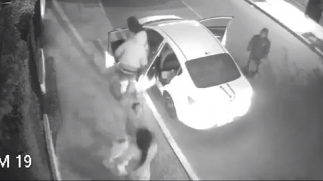 Portonazo en Quinta Normal: Mujer fue golpeada mientras sostenía una guagua en brazos