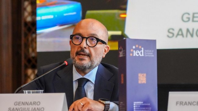 Ministro de Cultura de Italia renunció tras polémica por relación con 'influencer'