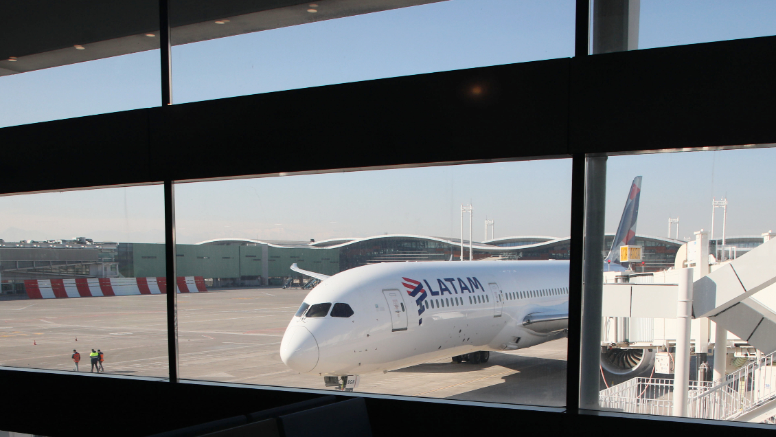 Pasajero obligó aterrizaje forzado de vuelo Latam: Lanzó un plato y fastidió a azafatas