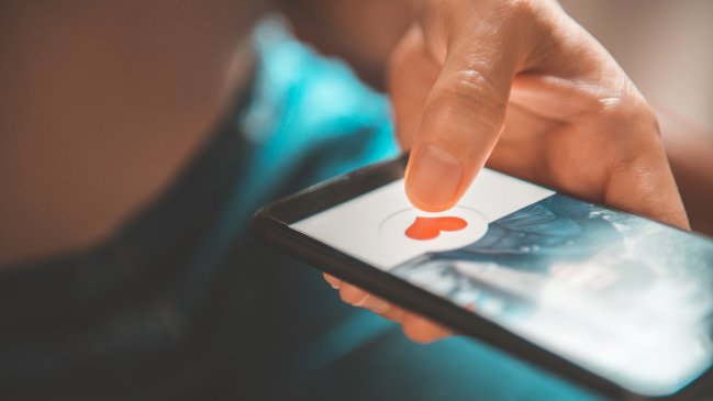 Inició una relación en línea, lo estafaron con más de $100 millones y ahora vive en la calle