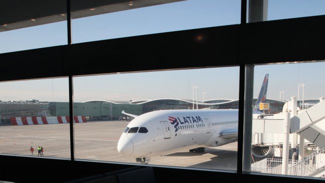 Pasajero obligó aterrizaje forzado de vuelo Latam: Lanzó un plato y fastidió a azafatas