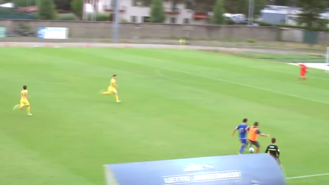 [VIDEO] Entrenador italiano se metió a la cancha y cortó un contragolpe