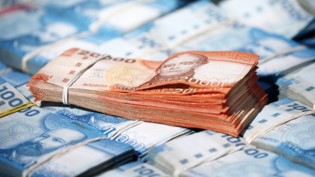 Ordenan detener a tesorera de curso que gastó todo el dinero recaudado: Eran más de $2 millones