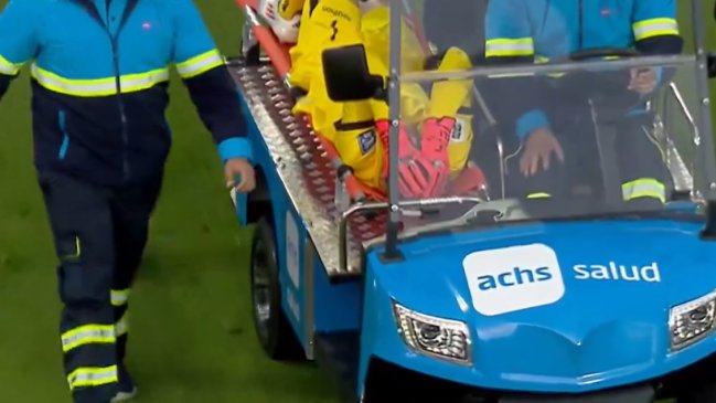 Lampe se fue en camilla tras caída en el gol de Eduardo Vargas