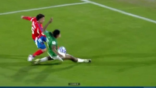 [VIDEO] Golpeó en la cara: El penal para Chile que fue anulado con el VAR