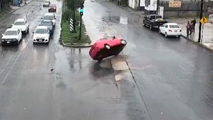   Auto volcó tras pasar por a un hoyo tapado por agua en México 