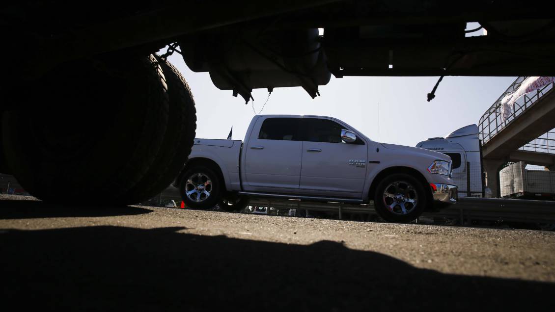 Transportes llamó a conductores a no circular por bermas: 
