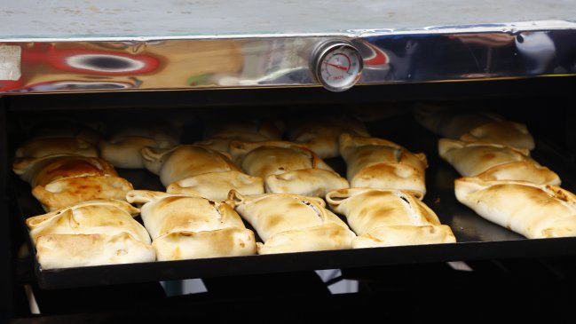 Fiestas Patrias: ¿Cuántas calorías tienen la empanada, el choripán y el terremoto?