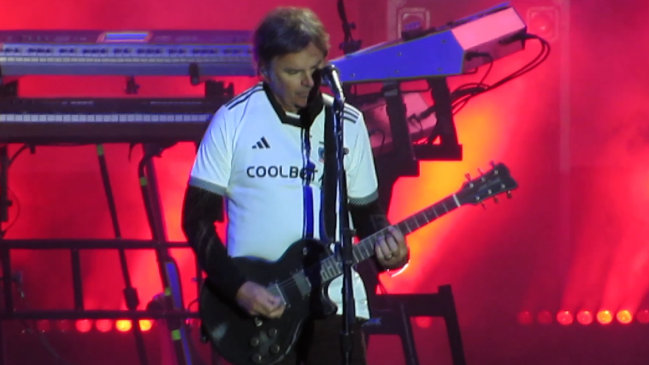 [VIDEO] Jonathan Cain lució la camiseta de Colo Colo en pleno concierto de Journey