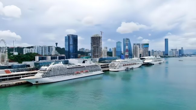Turistas extranjeros toman cruceros a Xiamen para celebrar el Festival del Medio Otoño