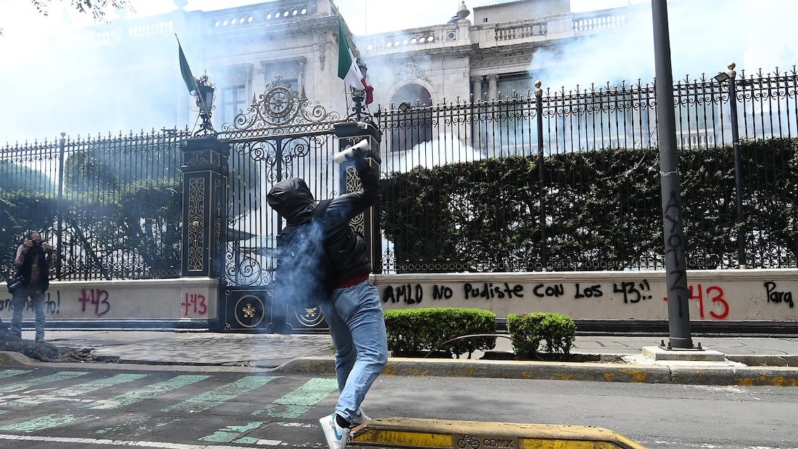 México: Activistas de Ayotzinapa lanzaron petardos a la Secretaría de Gobernación
