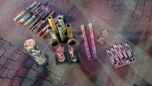 Policía argentina incautó fuegos artificiales a hinchas de Colo Colo en el Obelisco
