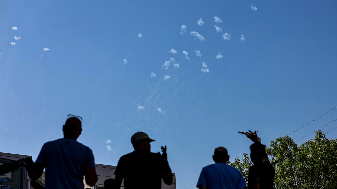 Israel ataca otro centenar de objetivos de Hizbulá en el Líbano