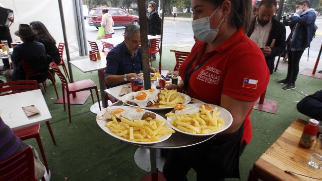 Proyecto busca restringir propinas sólo a locales con garzones