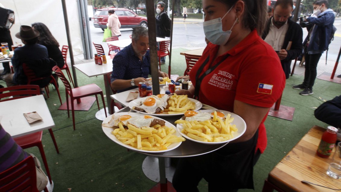 Proyecto busca restringir propinas sólo a locales con garzones