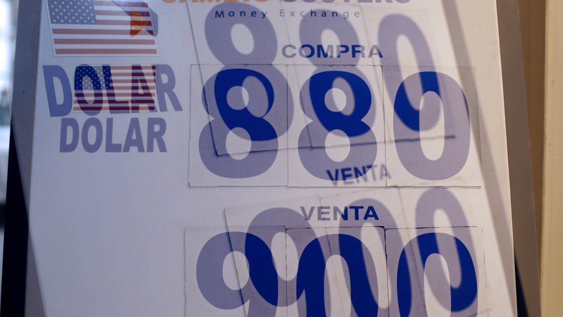 Después de cuatro meses, el dólar se situó bajo los 900 pesos