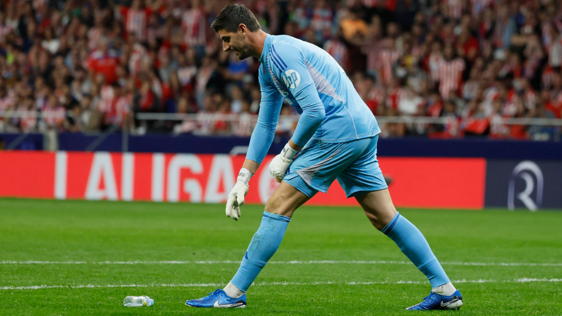 Hinchas de Atlético lanzaron proyectiles y una bolsa con contenido misterioso a Courtois