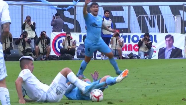 [VIDEO] La infracción que derivó en tarjeta roja a Leandro Fernández