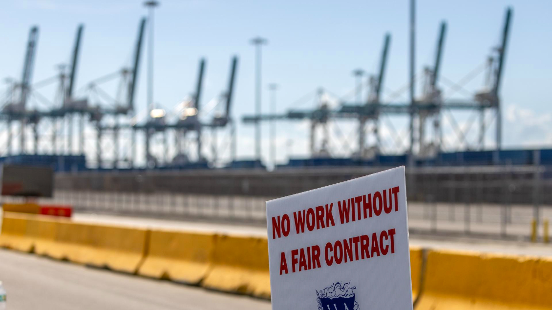 Miles de estibadores en EEUU siguen en huelga por segundo día consecutivo