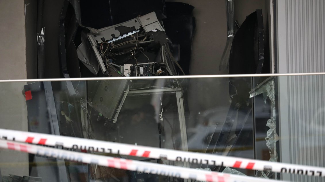 Delincuentes explotaron con gas un cajero automático para robarlo en Quilicura