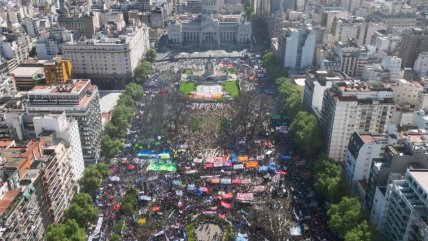   Multitudes salieron a las calles para repudiar ajuste de Milei a las universidades públicas 