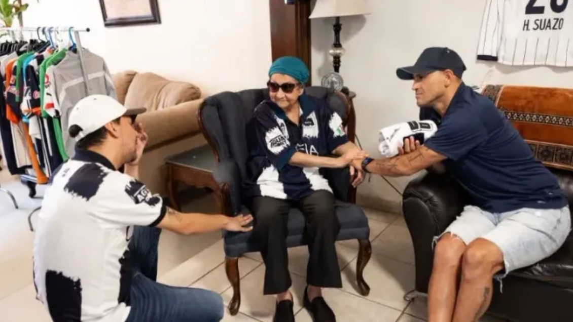 [VIDEO] Llegó en muletas: Humberto Suazo le cumplió el sueño a legendaria hincha de Monterrey