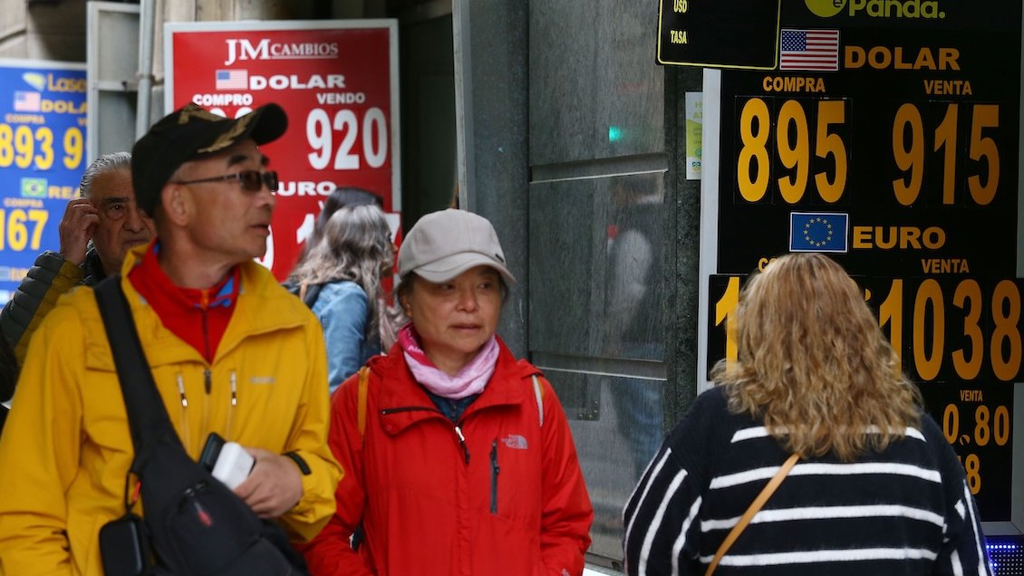 Precio del dólar vuelve a subir por las tensiones en Medio Oriente