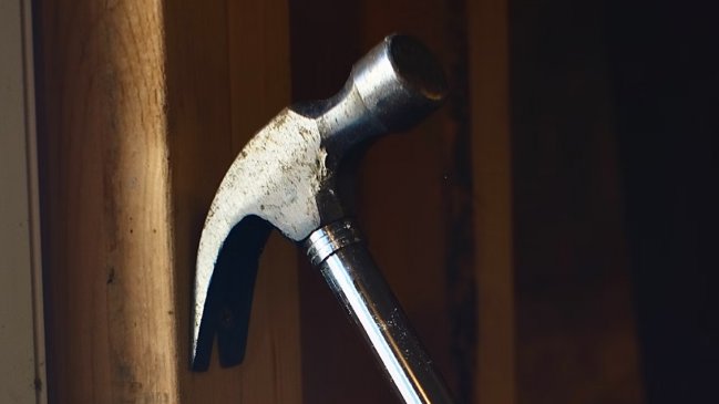 Peatón fue golpeado con un martillo en asalto en Quinta Normal