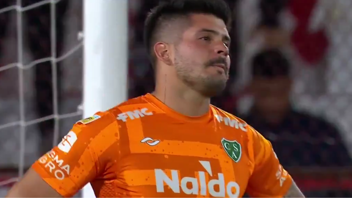 [VIDEO] Arquero de Sarmiento marcó un insólito autogol frente a Huracán