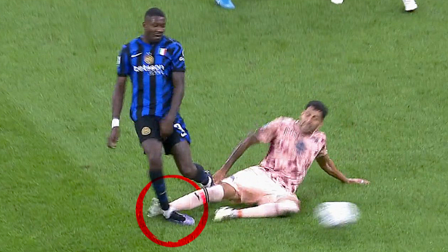 [VIDEO] La dura entrada de Maripán que le significó la roja en el partido entre Inter y Torino