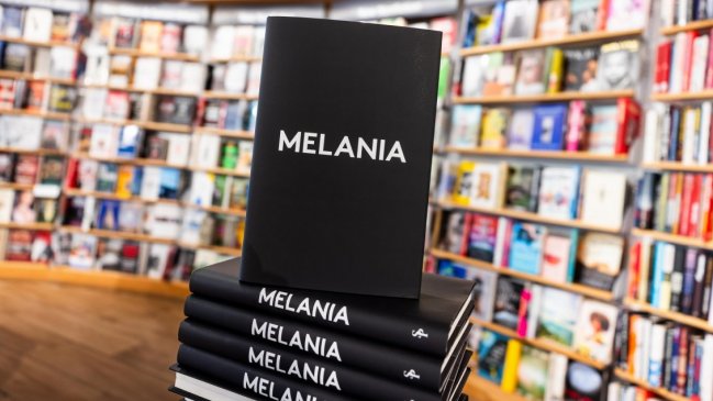 Trump recomendó las memorias de Melania como regalo de Navidad