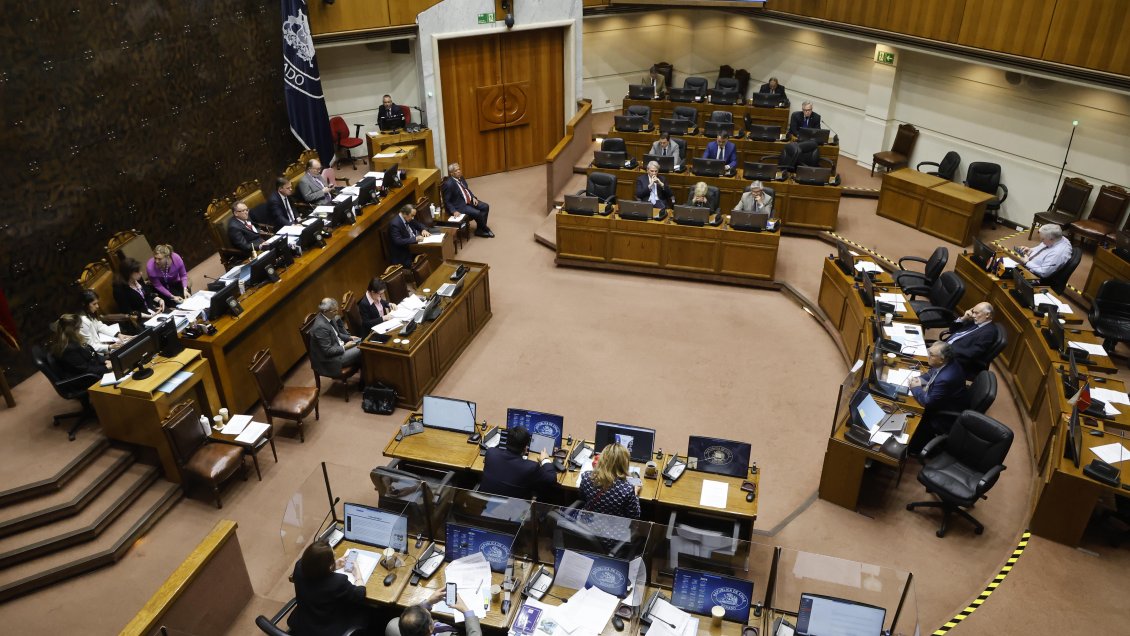 Polémica en el Congreso por elevados sueldos de funcionarios