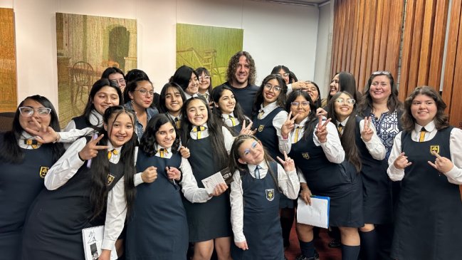 Carles Puyol compartió con el coro del Colegio Almendral de La Pintana