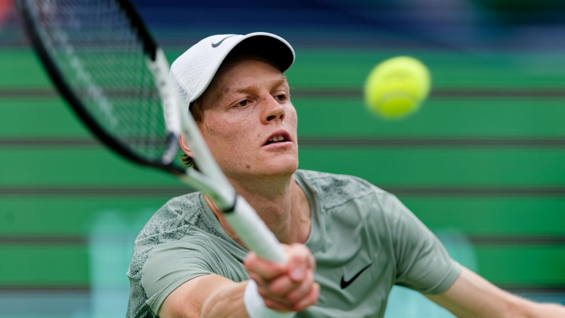 Sinner pasó por encima de un disminuido Medvedev y avanzó en Shanghái