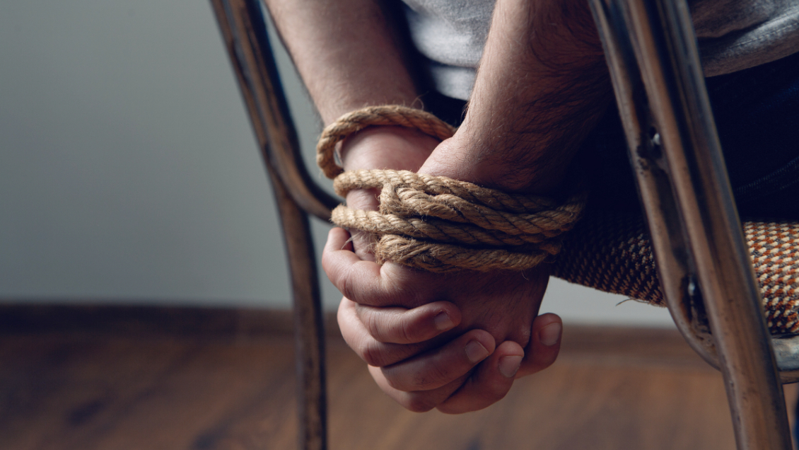 Hombre fingió secuestro para seguir en una fiesta: No quería problemas con su esposa