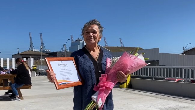 Mujer de 83 años logró titularse de la educación superior en San Antonio: 