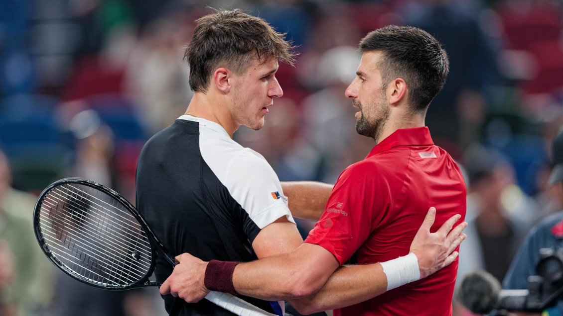 Djokovic remontó ante el joven Mensik y entró a semifinales de Shanghai