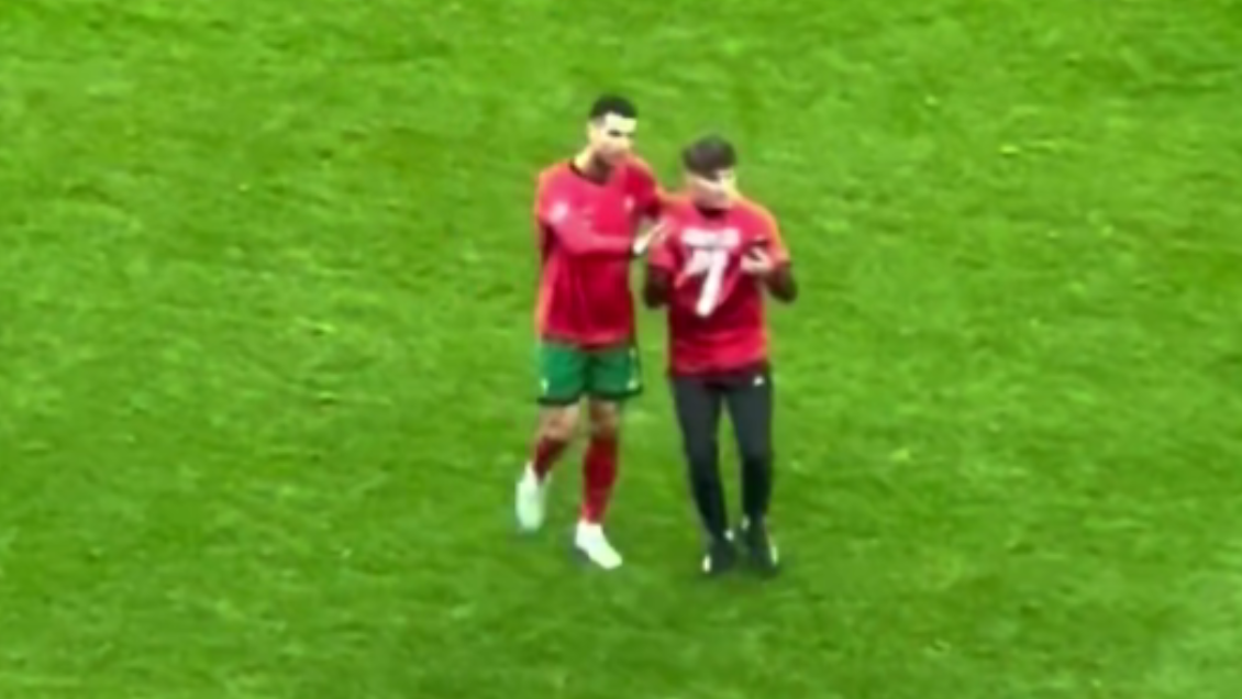 [VIDEO] Cristiano tuvo gran gesto con fanático que entró a la cancha para tomar una selfie