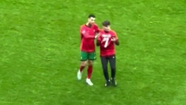 [VIDEO] Cristiano tuvo gran gesto con fanático que entró a la cancha para tomar una selfie
