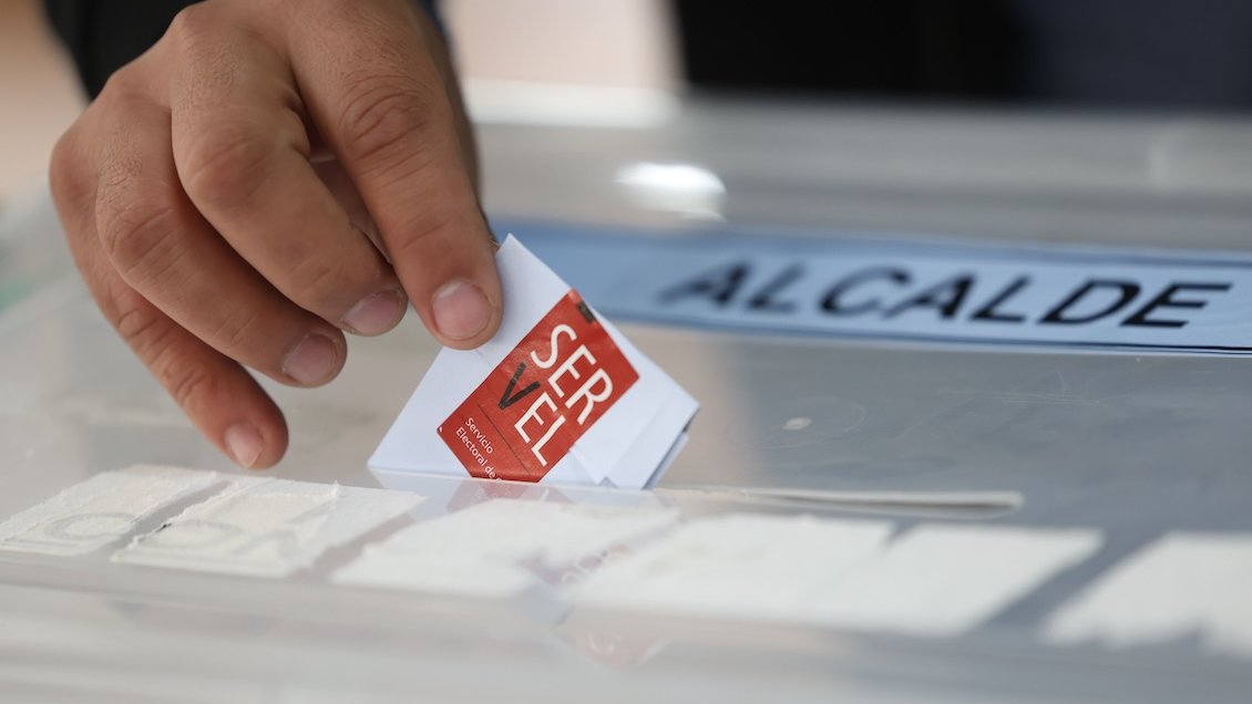 Seguridad y gestión municipal marcan la carrera por la alcaldía de Santiago