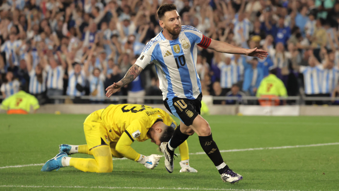 Argentina pulverizó a Bolivia para seguir como único líder de las Clasificatorias