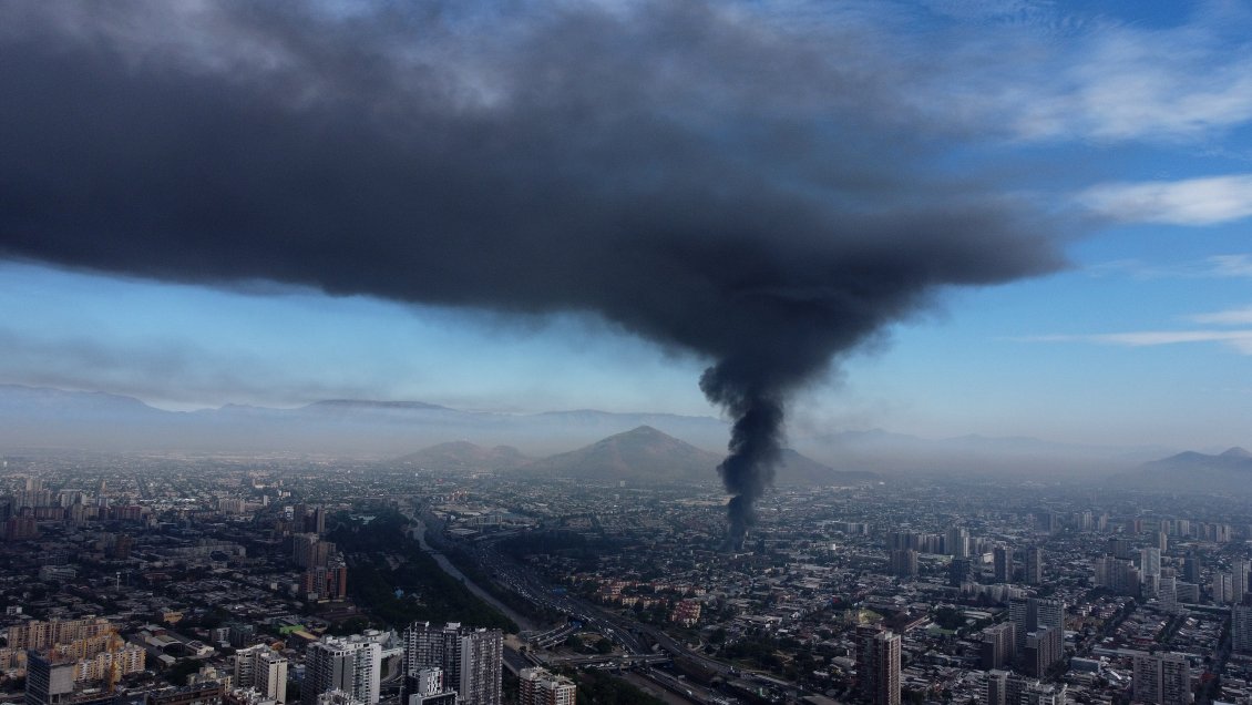 Incendio en bodegas de Independencia deja gran columna de humo en Santiago