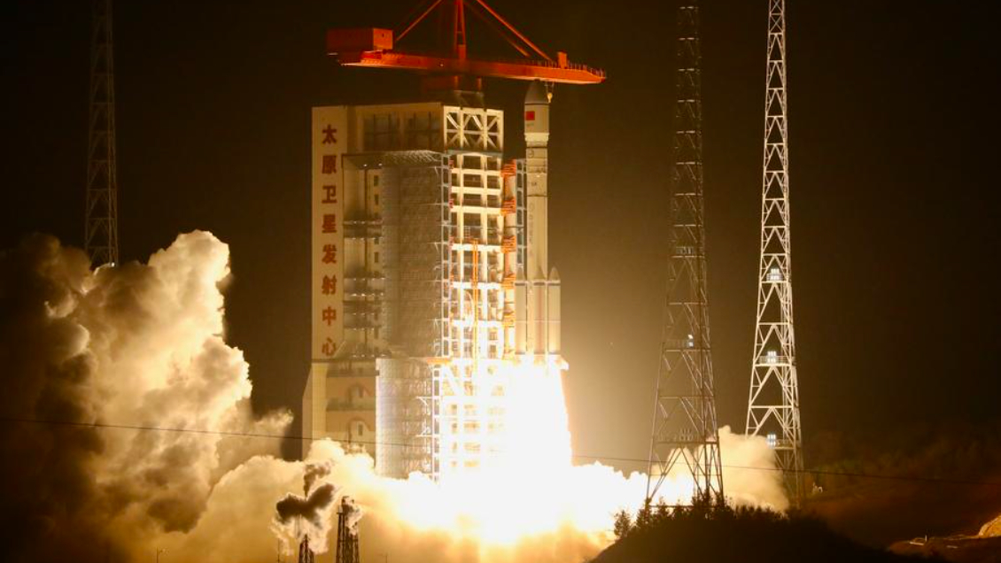 China lanza con éxito nuevo conjunto de satélites
