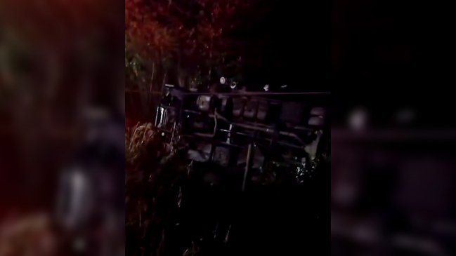 Biobío: Volcamiento de un bus dejó dos muertos y 18 heridos
