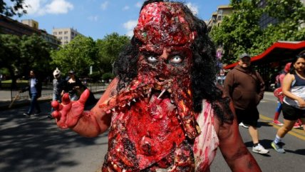   Cientos de personas disfrazadas de zombies invadieron la Alameda 