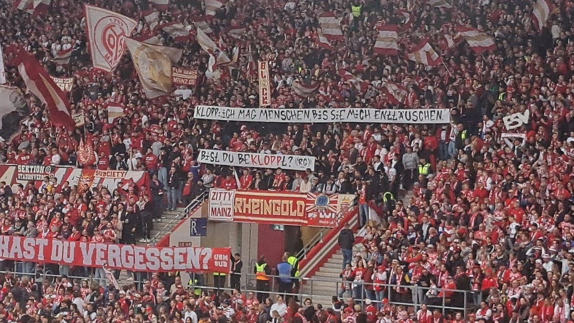 Hinchas de Mainz lanzaron mensajes contra Klopp por su contrato con Red Bull